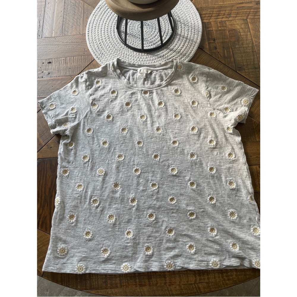 🌼 HOST PICK 🌼 Embroidered Flower Tee